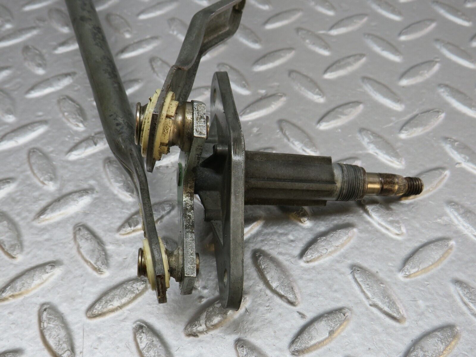 37544 Mercedes-Benz W109 300SEL Windscreen Wiper Linkage