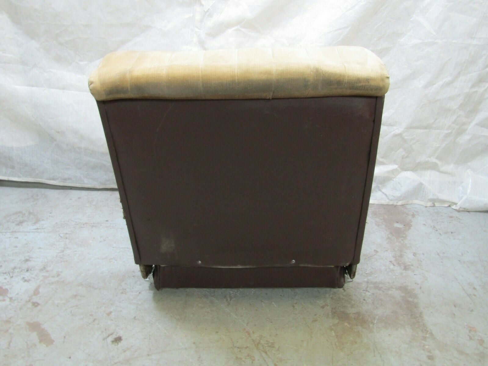 3253 Mercedes-Benz W120 PONTON Front Right Seat Creme Fabric