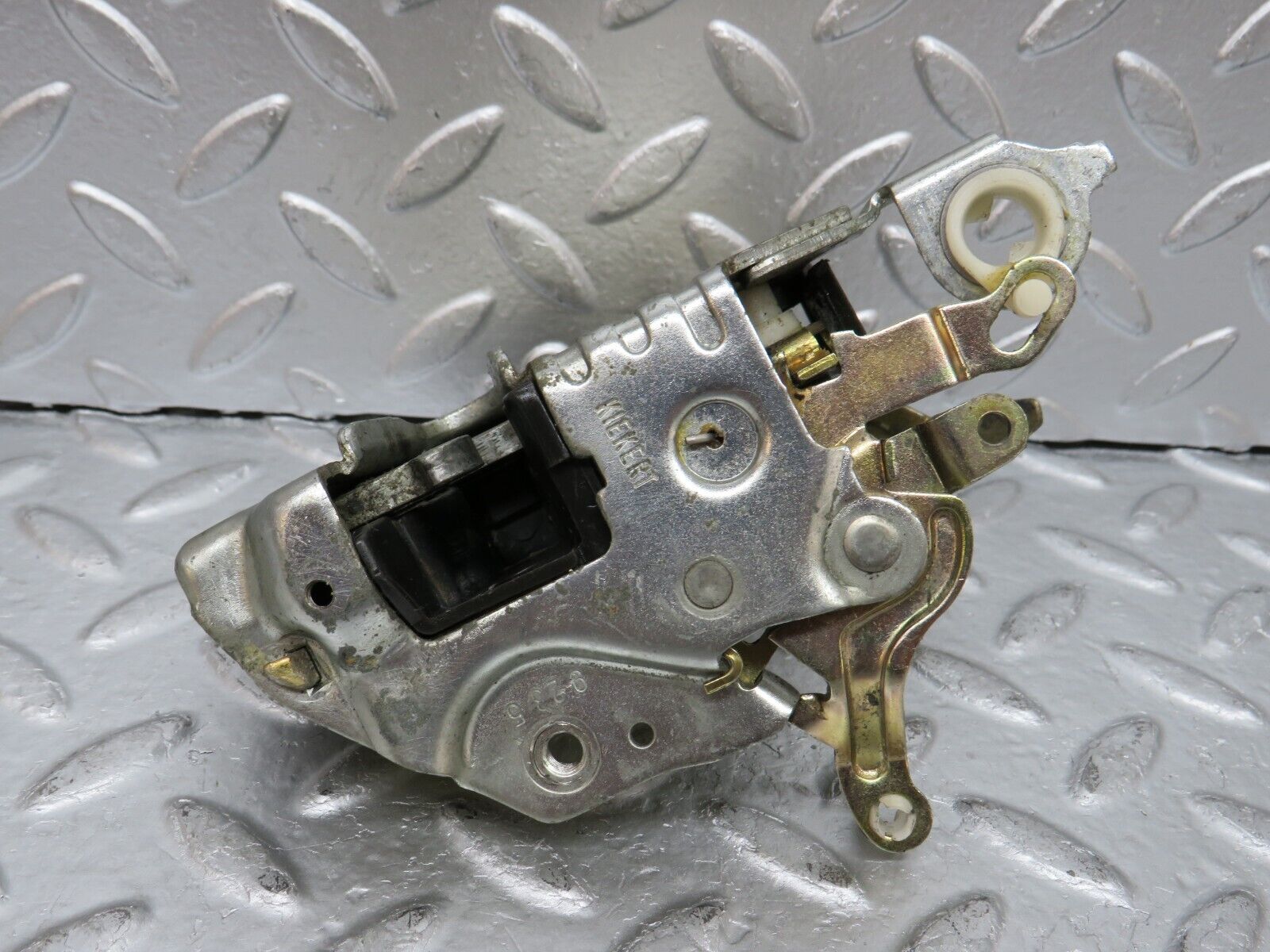 29345 Mercedes-Benz W124 230E Front Left Door Lock Mechanism