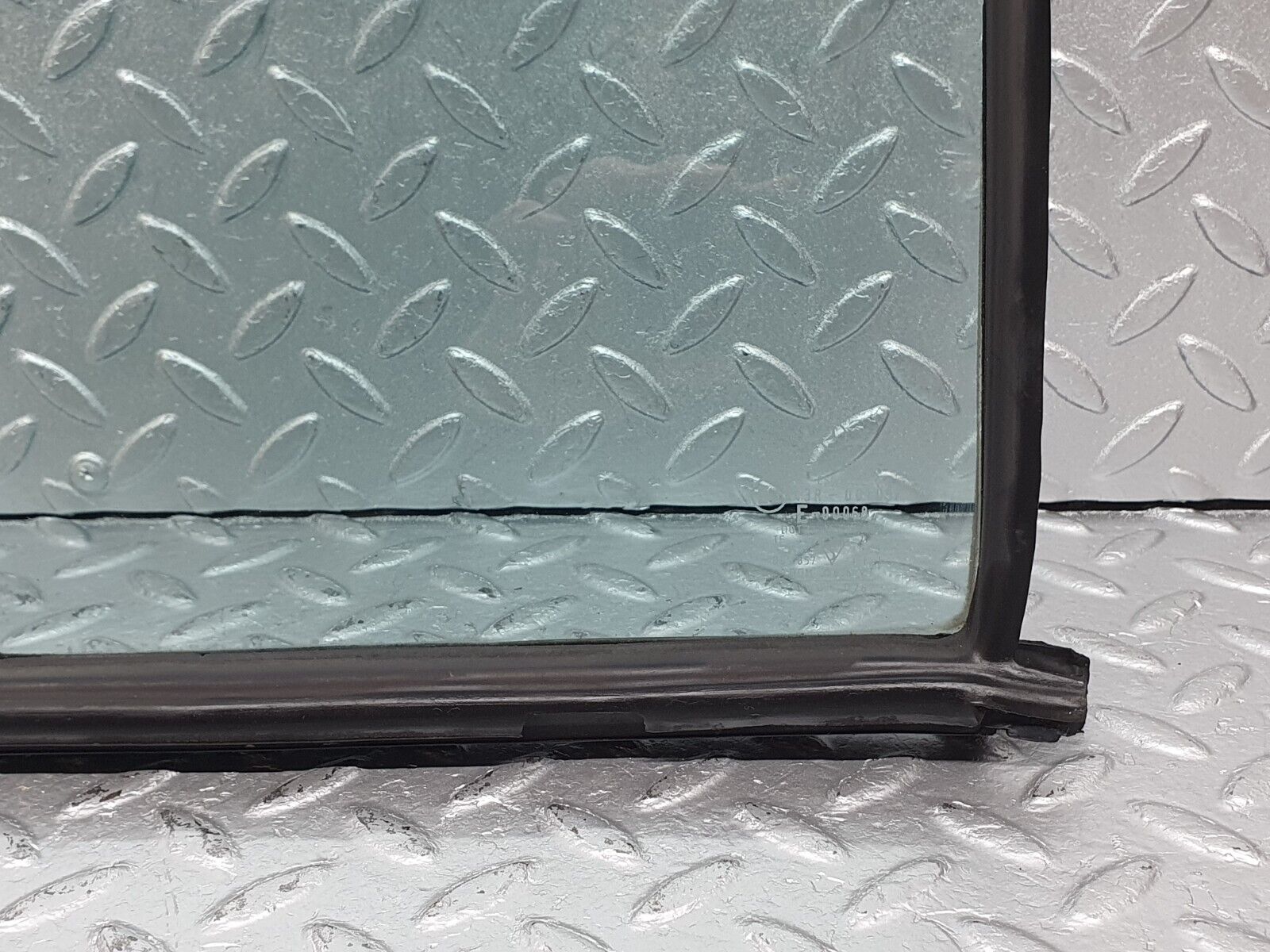40777 Mercedes-Benz W123 300D Rear Right Quarter Window Glass 1237350224
