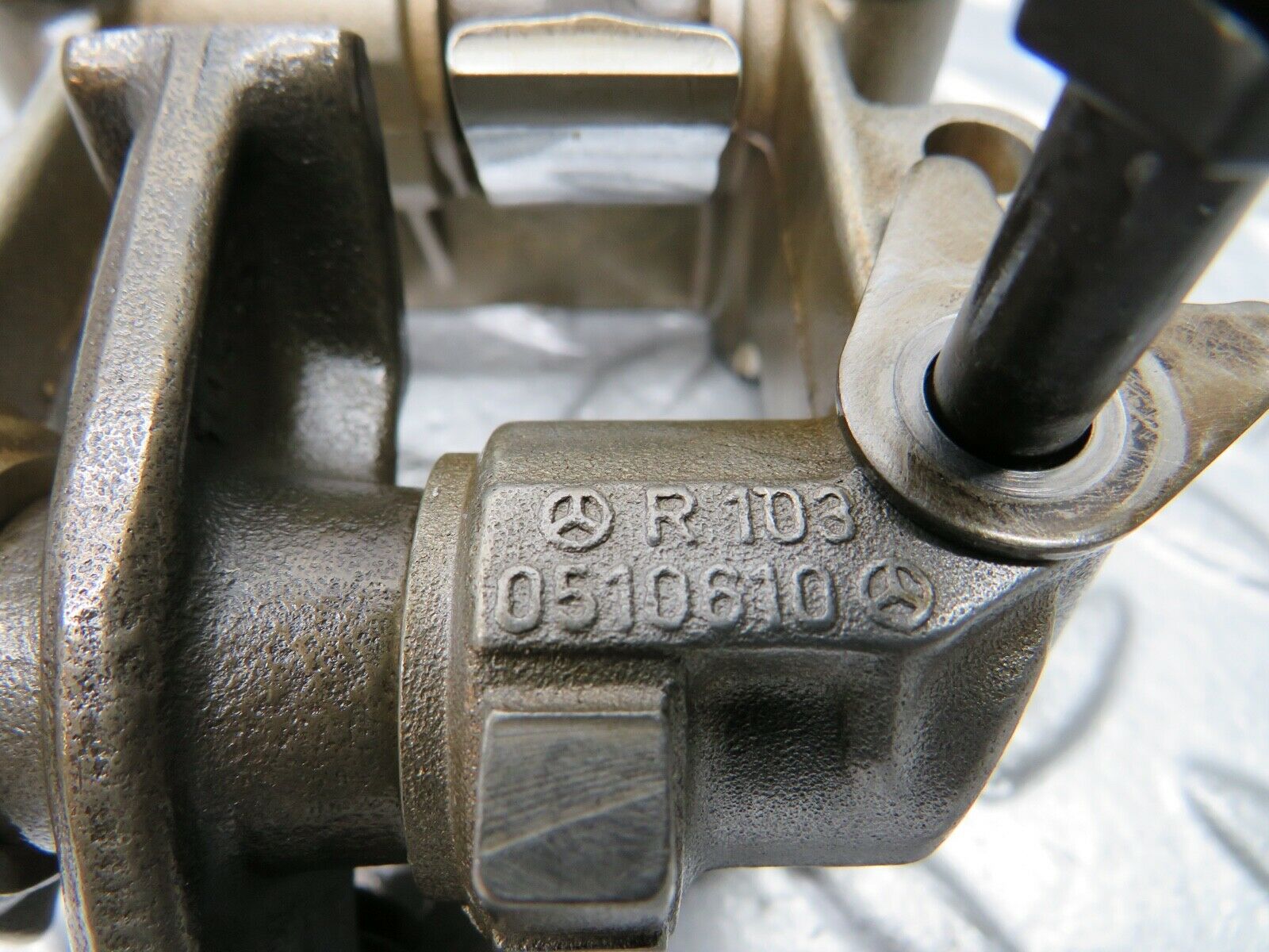 21740 Mercedes-Benz W126 300SE Rocker Arms Camshaft Bearing Block 1030510610