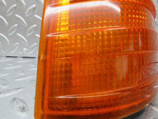 25223 Mercedes-Benz W201 190D Indicator Light Front Left Bosch 1305232911