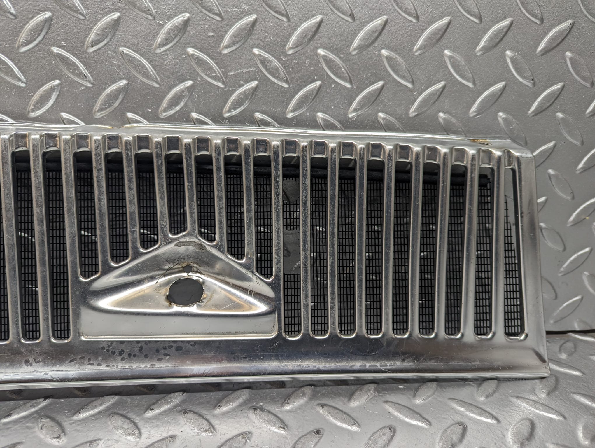 23246 Mercedes-Benz W116 350SE Air Intake Chrome Grill